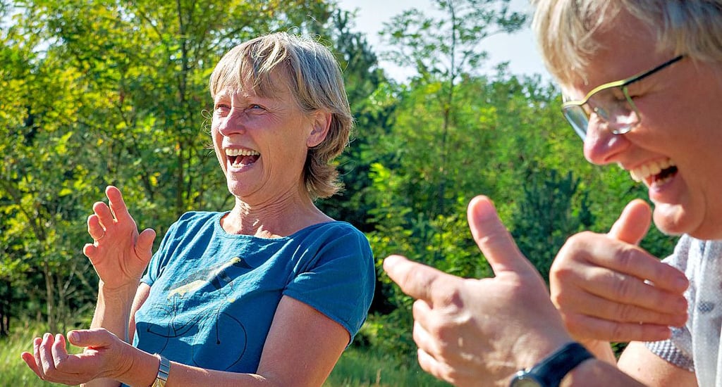 Gerda Arpke (l.) und Elke Unterdörfer lachen lauthals drauflos. Es ist ansteckend. Schon beim Zusehen bekommt man das Lächeln nicht mehr aus dem Gesicht.
