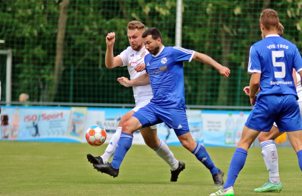 Sebastian Hey (weißes Trikot) rückt wieder in dfas Aufgebot des SV Westerhausen.