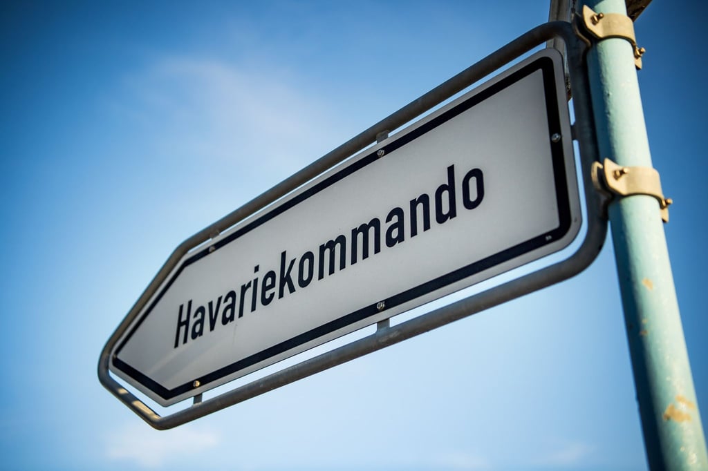 Ein Schild weist auf den Standort des Havariekommandos hin.