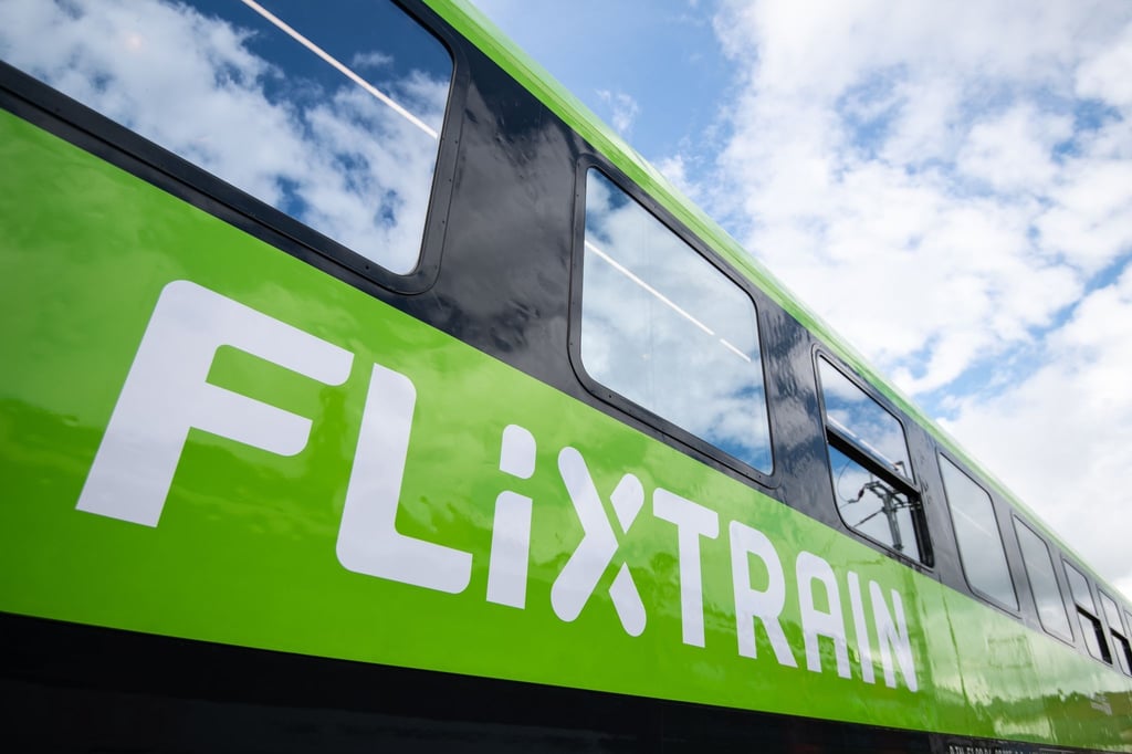 In Deutschland ist Flix mit seinem Flixtrain auch im Fernverkehr auf der Schiene aktiv.