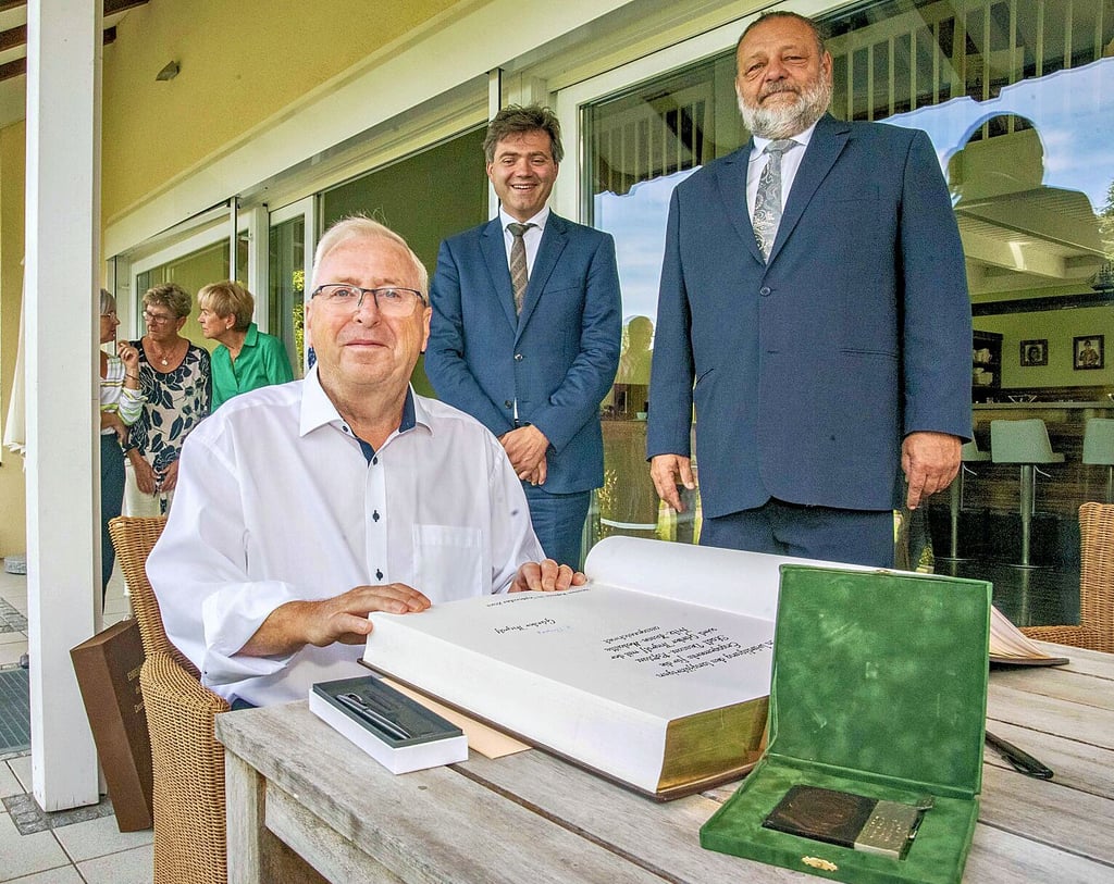 Günter Tyrolf feiert seinen 78. Geburtstag, erhält die Fritz-Hesse-Medaille und trägt sich ins Goldene Buch der Stadt ein.