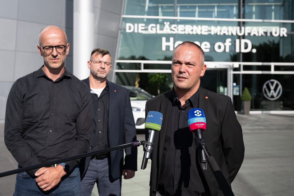 Christian Sommer (l) steht nach einer Betriebsversammlung gemeinsam mit Thomas Aehlig (r) vor dem Eingang der Gläsernen VW Manufaktur.