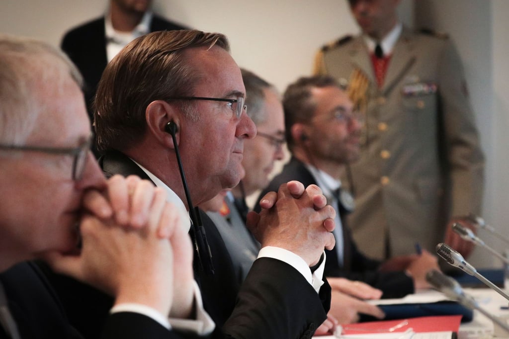 Bundesverteidigungsminister Boris Pistorius (M, SPD) während des bilateralen Treffens auf dem Luftwaffenstützpunkt Evreux.