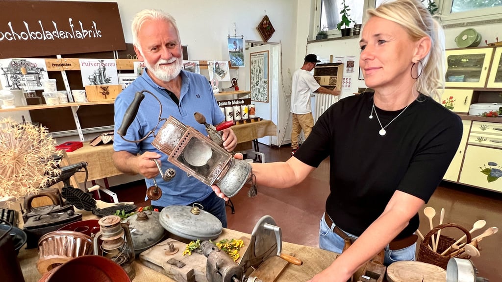 Frank Larisch und Isabell Felgenträger vom Verein Bildung und Arbeit suchen Ware für den 2. Antik- und Flohmarkt im Naturhof Zellewitz heraus.