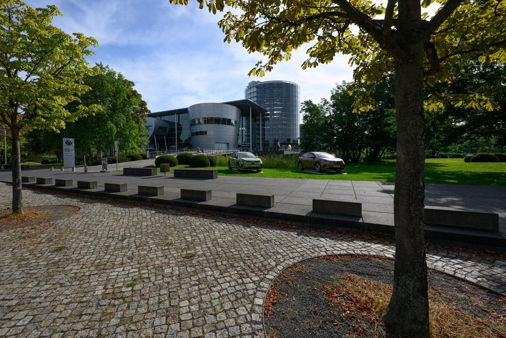 Elektrofahrzeuge aus der Produktion von Volkswagen Sachsen stehen der Gläsernen VW Manufaktur.
