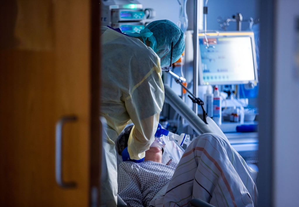 Ein Patient wird auf einer Intensivstation versorgt.