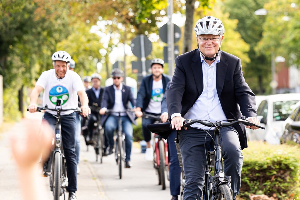 Niedersachsens Ministerpräsident Stephan Weil fährt mit einem Fahrrad durch Garbsen.