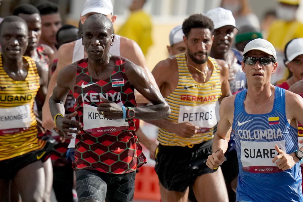 Läufer in Aktion mit Amanal Petros (2.v.r.) aus Deutschland und Eliud Kipchoge (2.v.l.) aus Kenia.