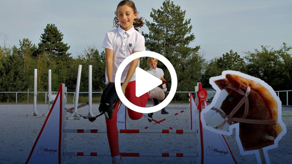 Helena und Lucie (von links) sind bereits Mitglieder im Reitsportverein und Hobby-Horsing-Fans.