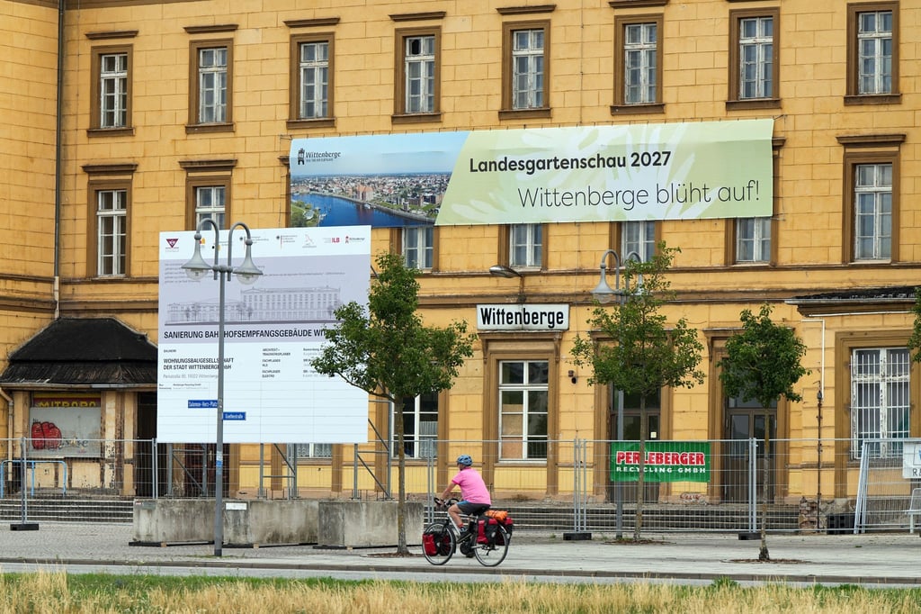 Ein Transparent am Empfangsgebäude des Bahnhofs weist auf die Landesgartenschau 2027 hin.