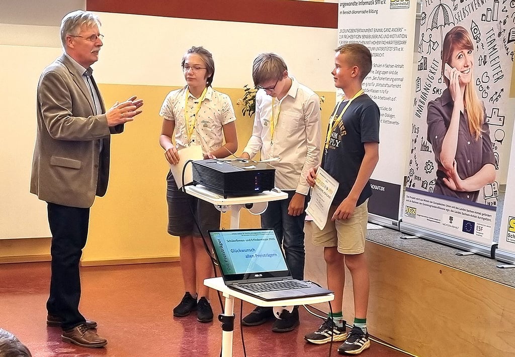 Für ihre Lego-Projekte wurden Paul, John und Ole bei der Preisverleihung in der Aula des Schulzentrums geehrt.