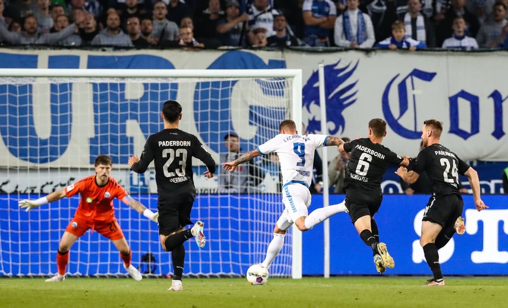 Kurz vor der Erleichterung: Luc Castaignos (am Ball) holt aus zum Schuss und zum Ausgleich.