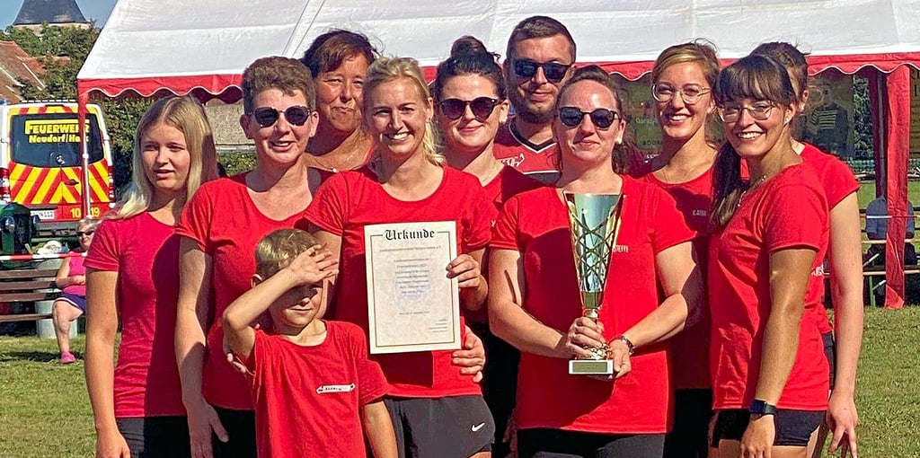 Die Feuerwehrfrauen „Löschmiezen“ aus Rosperwenda freuen sich über den dritten Platz beim Landeswettbewerb der Feuerwehren.