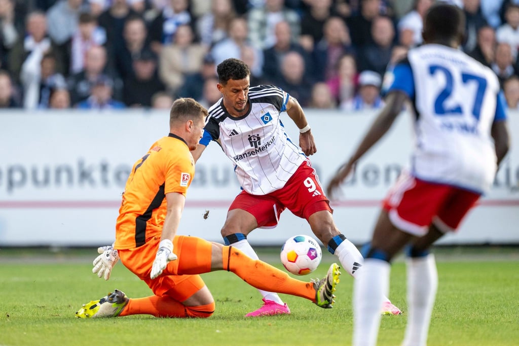 Hamburgs Robert Glatzel erzielt das Tor zum 0:1.