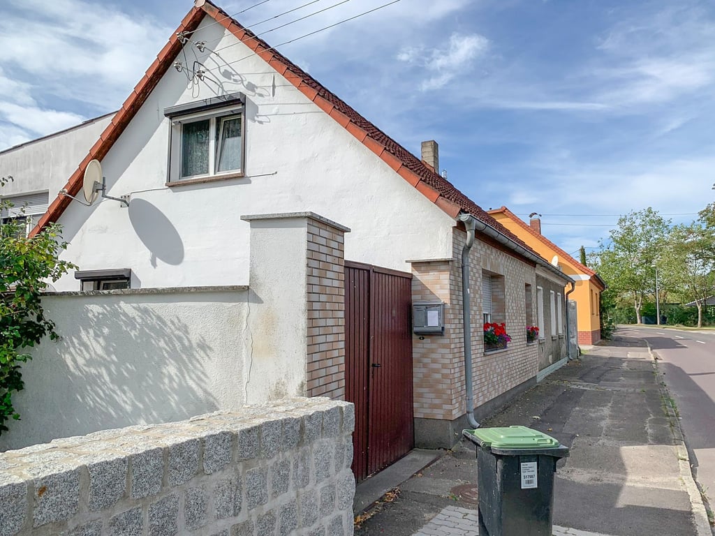 In diesem Haus in der Stadt Südliches Anhalt hat der Angeklagte gewohnt. Seine polizeiliche Vorführung am Mittwoch ist gescheitert.