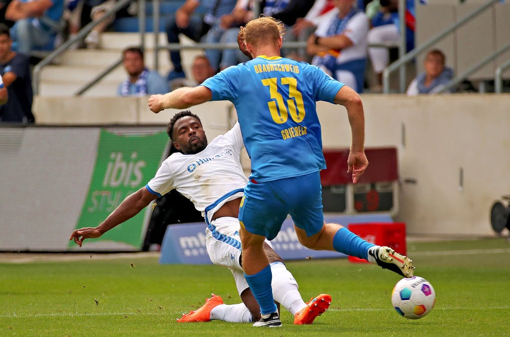 Seine Grätschen werden im Heimspiel gegen den SC Paderborn vermisst: Daniel Heber (l.). Der Innenverteidiger des FCM, hier mit Braunschweigs Sebastian Grießbeck, fehlt aufgrund einer Rot-Sperre.