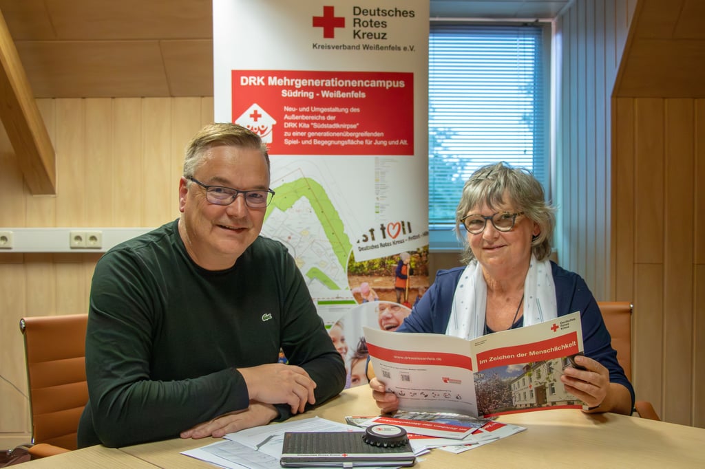 Der Kreisgeschäftsführer des DRK Weißenfels, Mike Müller, und Eveline Simon, die Leiterin der neuen DRK-Ortsgruppe in Lützen
