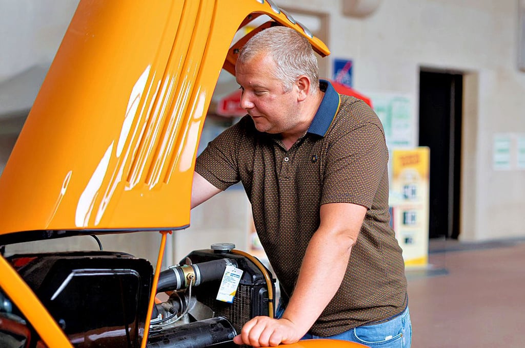 Schrauben am alten Framo-Lastkraftwagen: Dabei kann André Krillwitz entspannen.