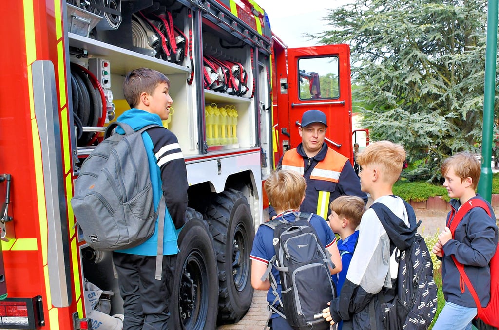 Die Feuerwehr Arendsee arbeitet bereits eng mit dem KiEZ zusammen. Im Rahmen einen Brandschutztages stellte Vize-Ortswehrleiter Kevin Lahmann jüngst Viertklässlern das Tanklöschfahrzeug Kamaz näher vor.