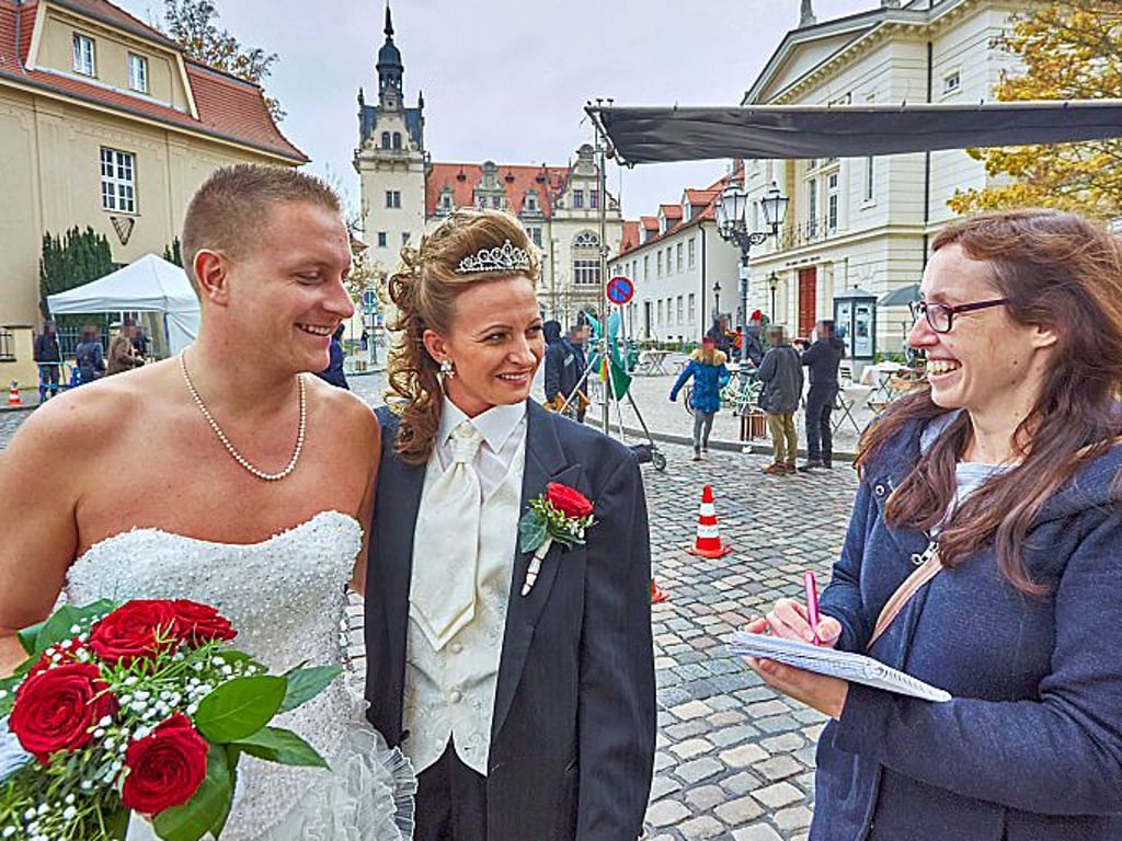 MZ Redakteurin Katharina Thormann (rechts) im Gespräch mit Komparsen vor dem Theater in Bernburg.