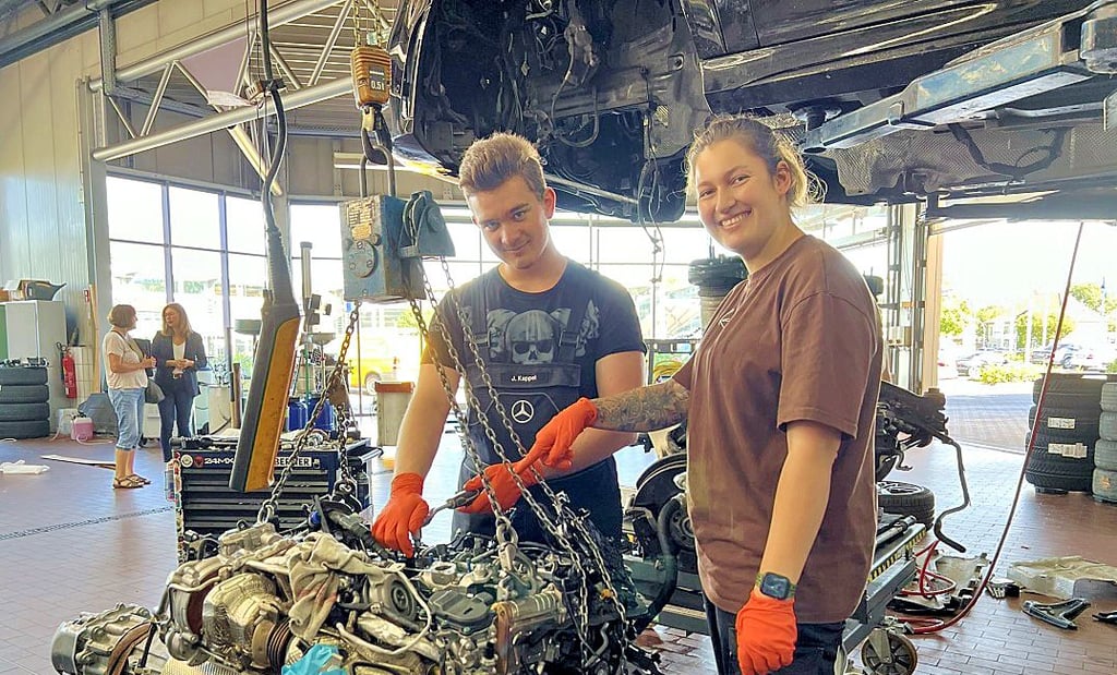 Jacqueline Naundorf erklärt Justin Rappel aus dem ersten Lehrjahr Arbeiten am Motorblock. Sie ist am Messestand der Autostadt Rosier bei der Ausbildungsmesse in Stendal vertreten.