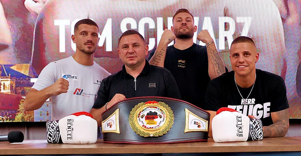 Fides-Promoter Burim Sylejmani (2. v. l.) mit seinen drei Kämpfern Ardian Krasniqi (l.), Tom Schwarz und Tyron Zeuge (r.).