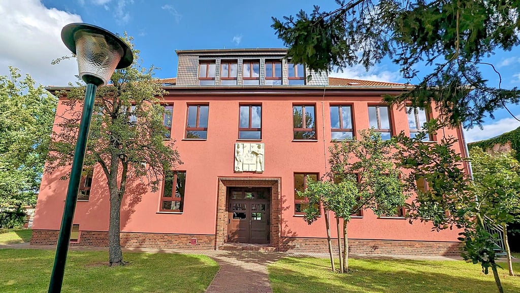 An der Grundschule Gerwisch – hier die Ansicht vom Kirchgarten aus – fehlt seit Jahresbeginn die Schulleiterin.