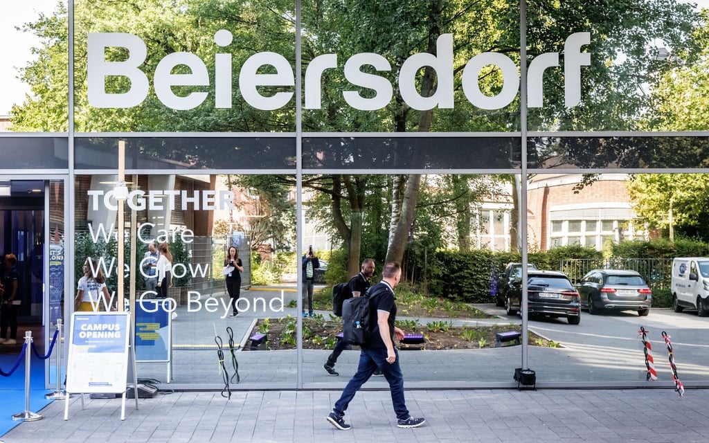 Der Schriftzug "Beiersdorf" ist über dem Eingang der Konzernzentrale zu lesen.