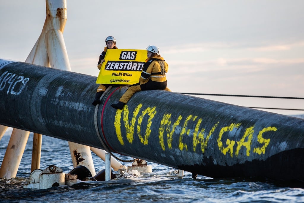 Umweltschutzaktivisten von Greenpeace sitzen auf der Pipeline.