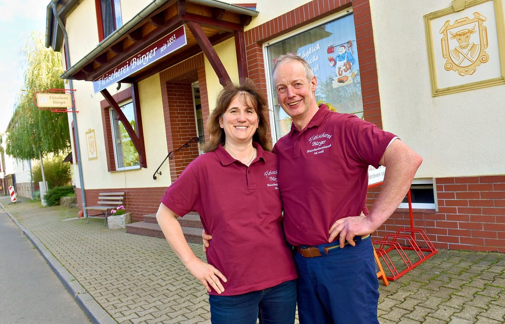 Sie haben allen Grund zur Freude: Antje Bürger und ihr Ehemann Mathias Rode führen die Fleischerei in vierter Generation.