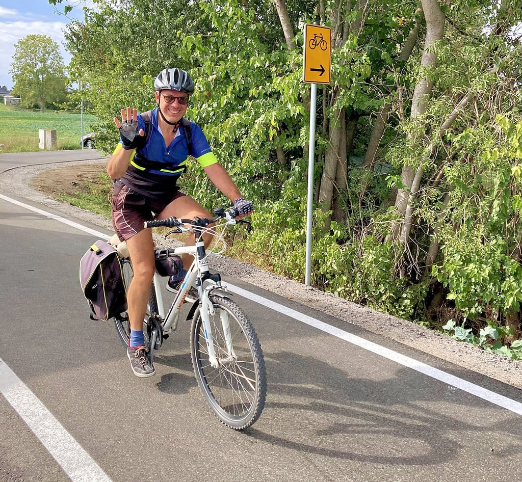 Der erste Radfahrer nach der offiziellen Freigabe