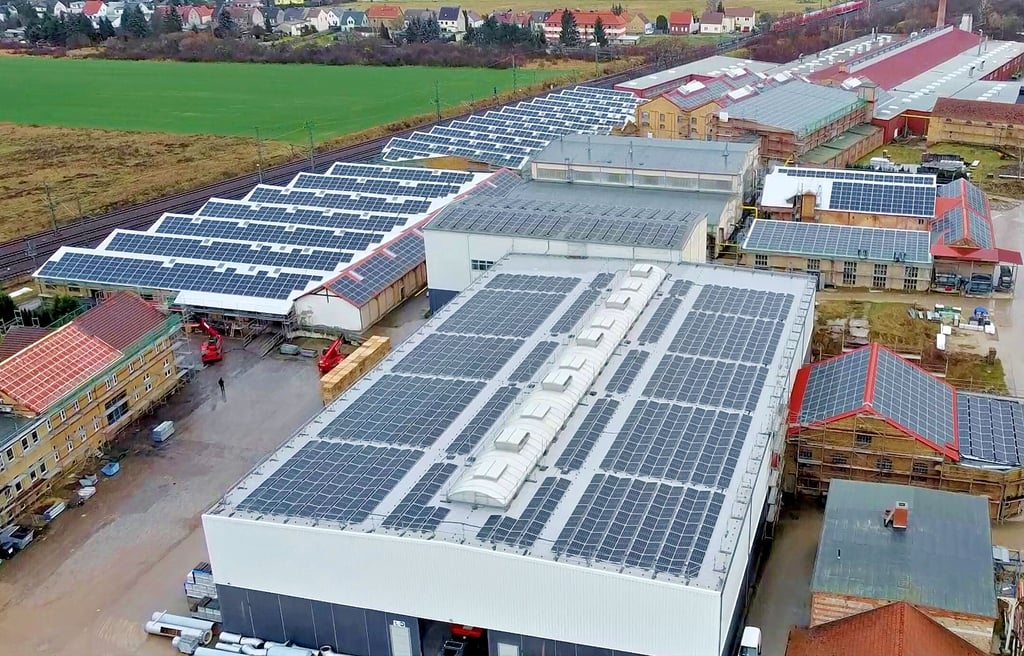 Rund 31.000 Quadratmeter Dachfläche sind bei der Zahna-Fliesen GmbH mit Solarpanelen belegt. Sie sichern eine Großteil des Strombedarfes.