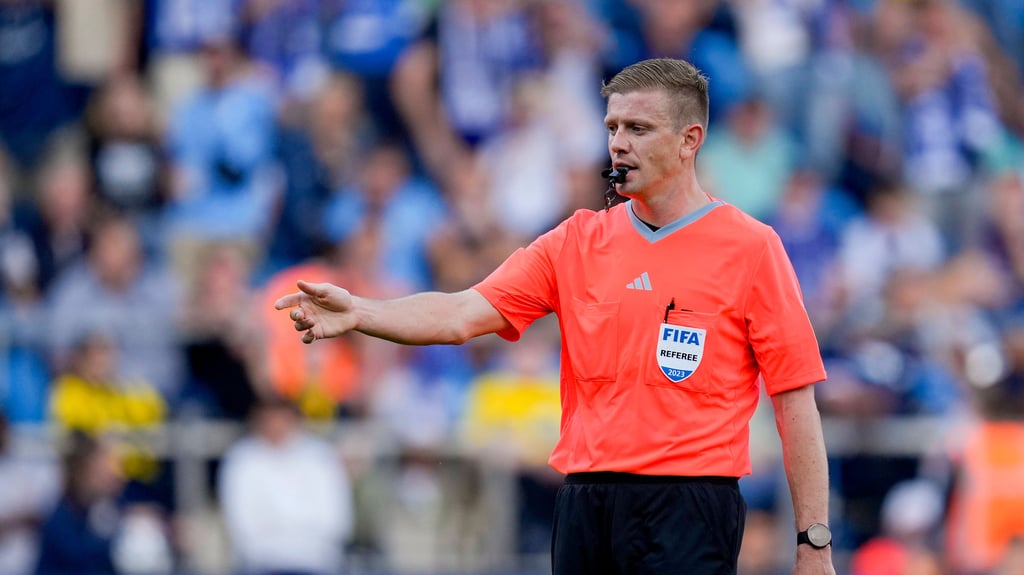 Schiedsrichter Robert Schröder trägt seit dieser Saison das Fifa-Logo auf der Brust.