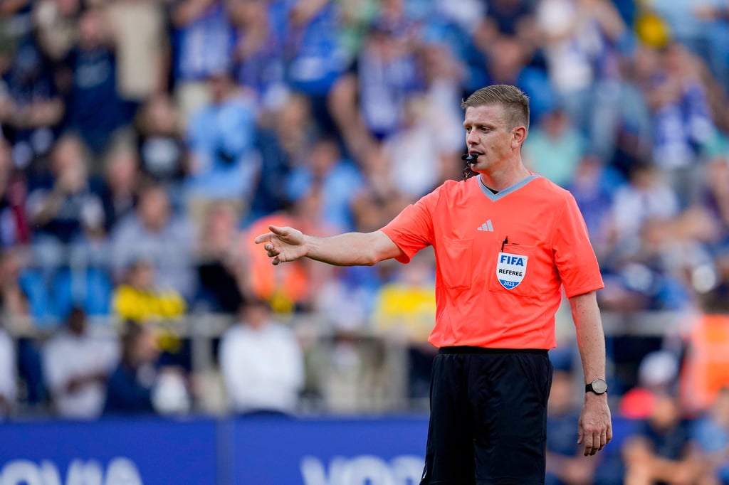 Schiedsrichter Robert Schröder trägt seit dieser Saison das Fifa-Logo auf der Brust.