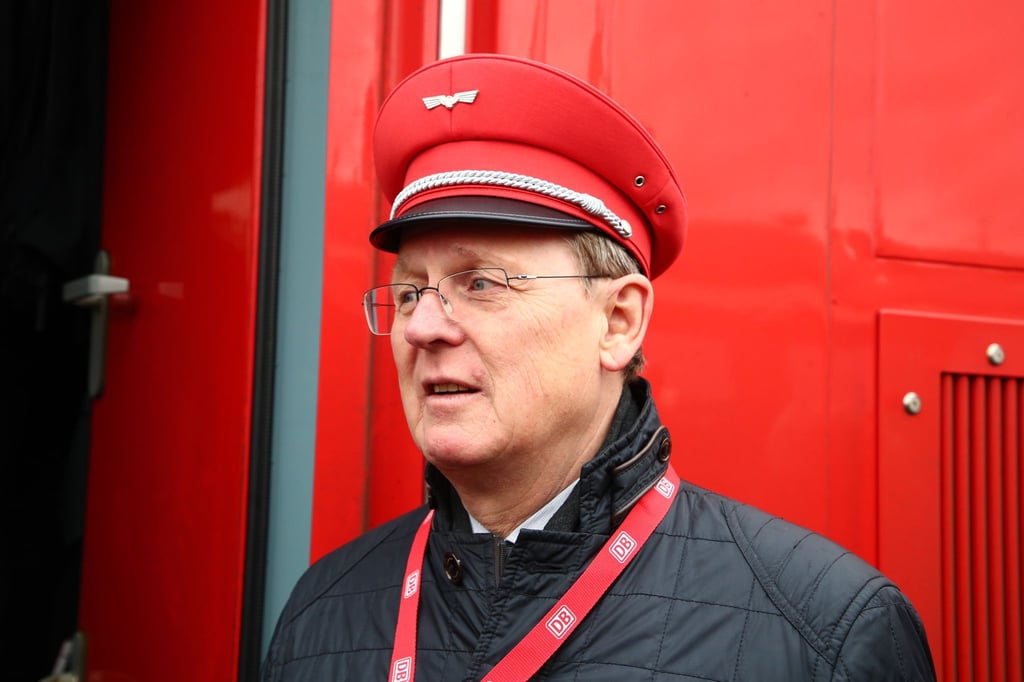 Bodo Ramelow (Die Linke), Ministerpräsident von Thüringen, steht mit einer roten Bahnmütze am Bahnhof von Gera.
