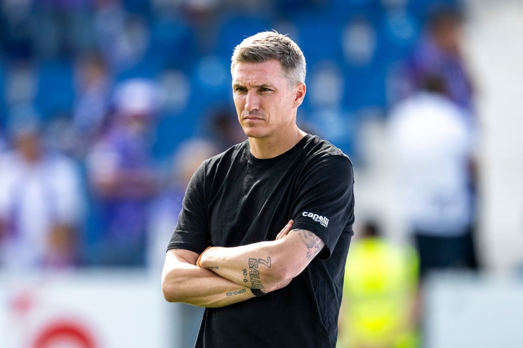 Osnabrücks Trainer Tobias Schweinsteiger beobachtet mit verschränkten Armen das Aufwärmen.