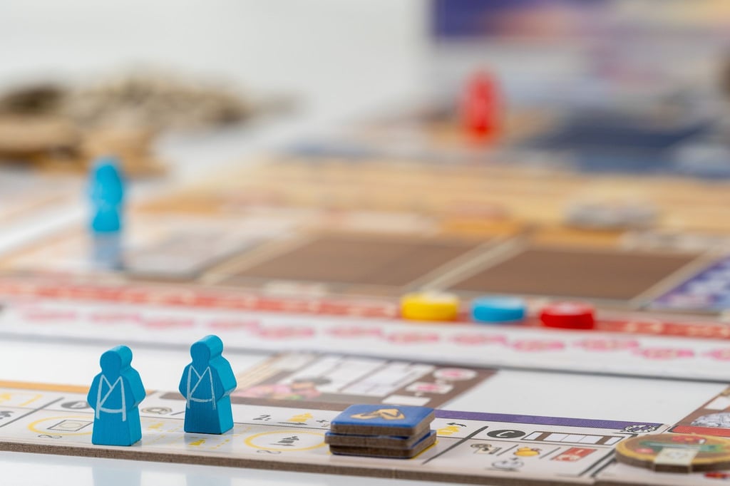 „Iki“ spielt in Edo, dem alten Tokio. Mit Händlern und Handwerkern kann Handel getrieben oder diese angeworben werden, um ein möglichst angesehener Bürger zu werden. Allerdings bricht alle paar Runden Feuer aus.