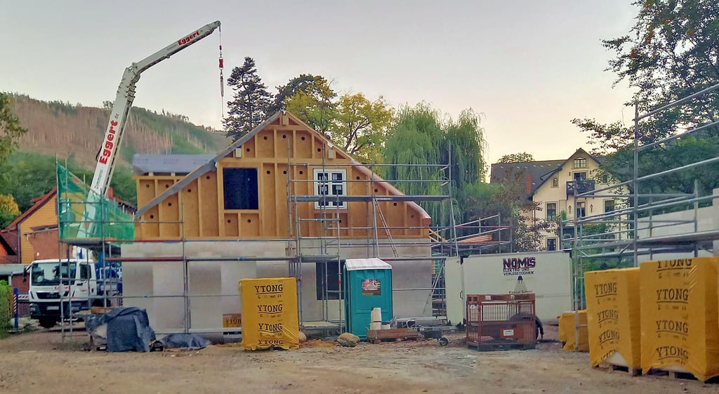 Auf dem Gelände der Villa Ottilienruh sind die Bauarbeiten an den Ferienhäusern schon weit vorangeschritten.