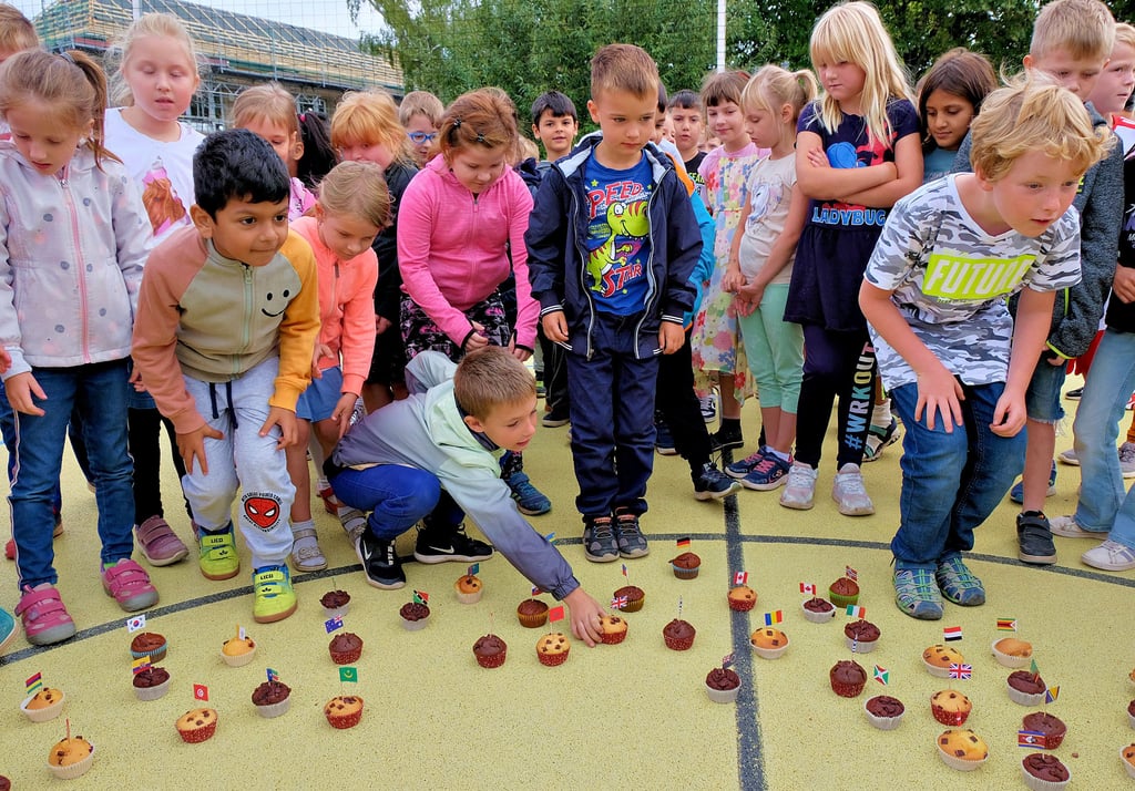 Der Startschuss ist gefallen! Jedes Kind der Grundschule Schweinitz darf sich einen Muffin aussuchen.