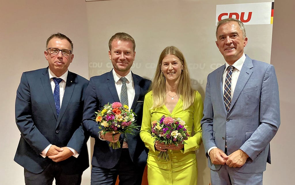 Marco Tullner, Kerstin Godenrath und Christoph Bernstiel (von rechts) bilden weiter die Spitze des CDU-Kreisverbands. Mario Karschunke, Generalsektretär der Lndes-CDU, gehörte zu den ersten Gratulanten.