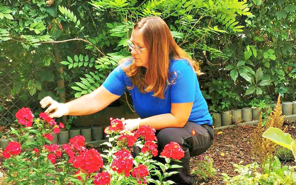 Abwechslung findet die 44-Jährige in ihrem Garten am Haus.