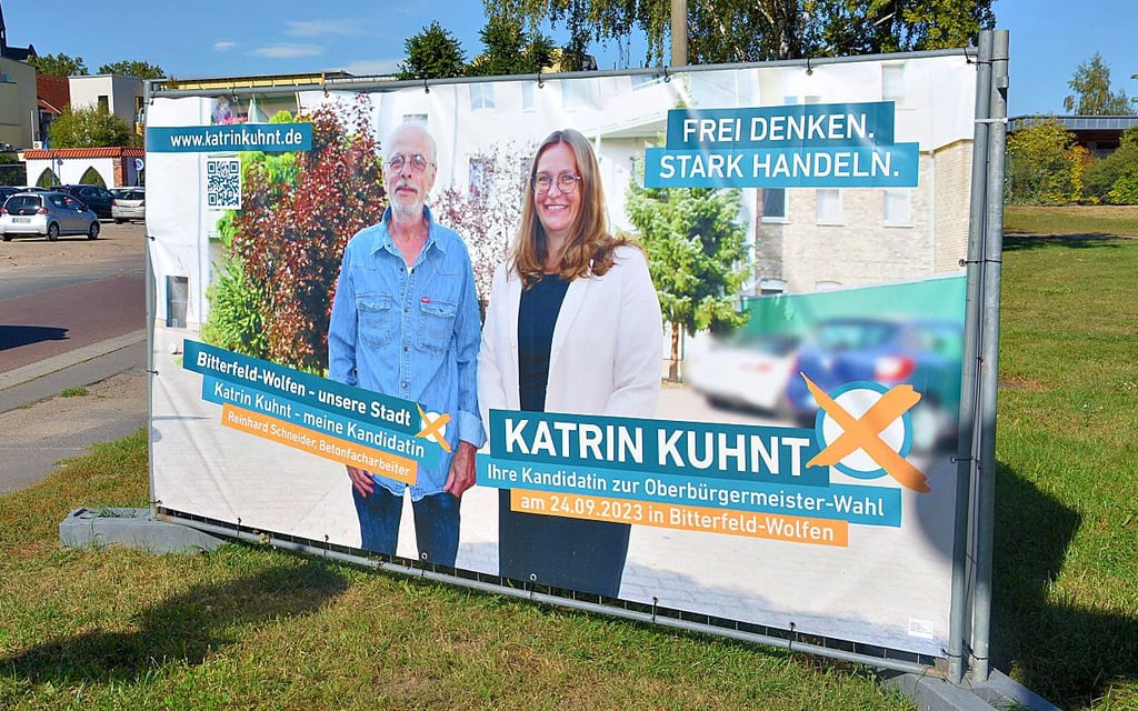 Katrin Kuhnt ist auf den Großplakaten meist mit Unterstützern zu sehen und setze auf freies Denken und starkes Handeln.