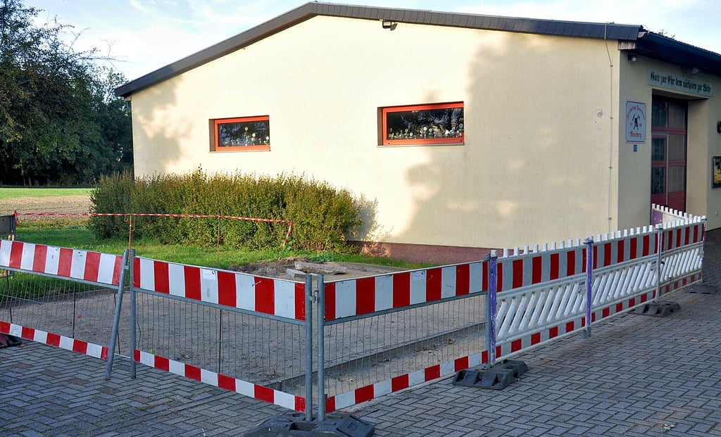 Feuerwehrleute aus Meseberg haben für den Anbau am Dorfgemeinschaftshaus Vorarbeit geleistet.