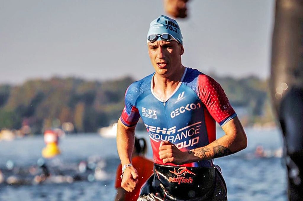 Felix Berger steigt beim Triathlon 70,3 in Erkner nach dem Schwimmen aus dem Wasser.