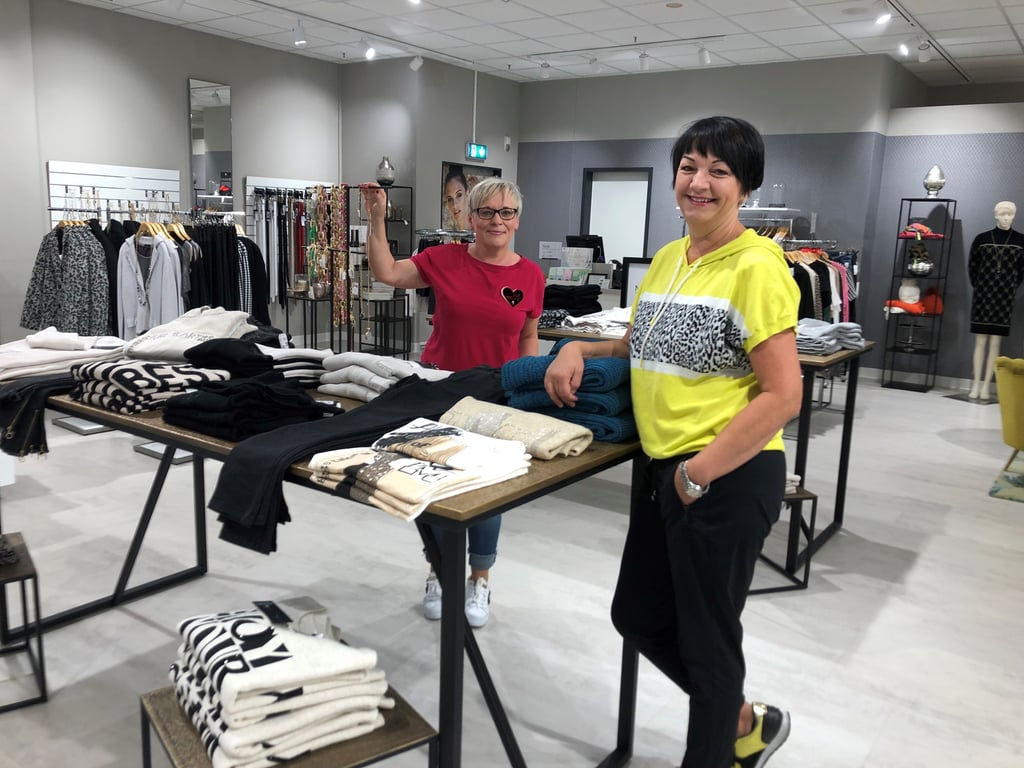 „New Style“-Inhaberin Cordula Langer (r.) beschäftigt neben Lisette Bechmann noch fünf weitere Mitarbeiterinnen in ihrer Boutique.