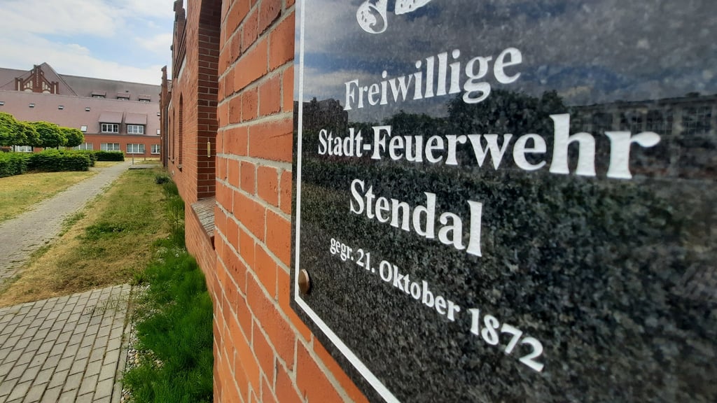 Mehrere Mitglieder der Feuerwehr in Stendal haben ihre Pieper abgegeben.