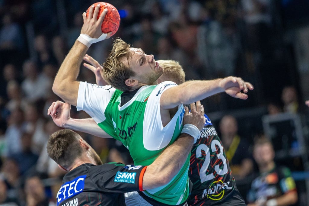Berlins Mathias Gidsel (M) wirft den Ball auf das Tor gegen Magnus Saugstrup von SC Magdeburg.