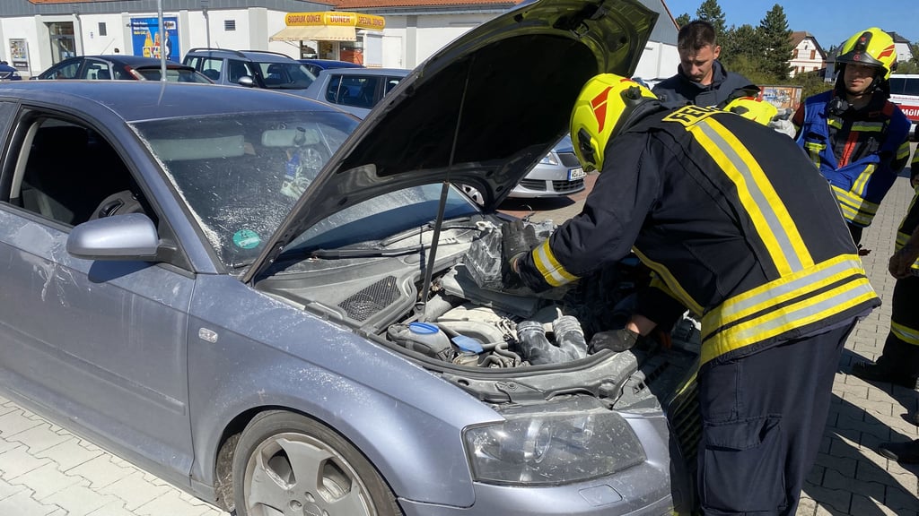Einsatzkräfte der Feuerwehr suchen nach Brandnestern.