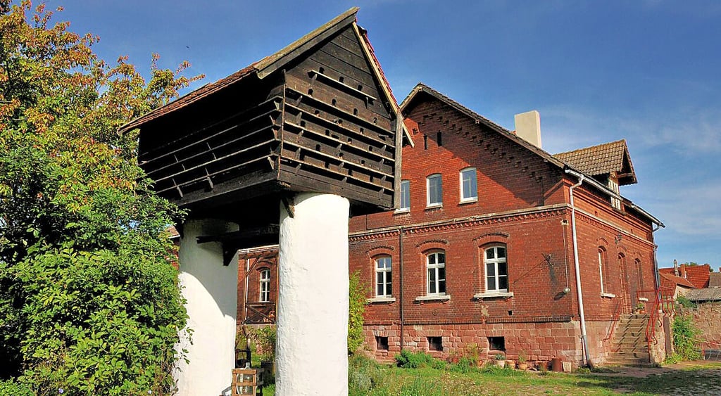 Ein historischer Taubenturm auf dem Gelände des ehemaligen Gutshofes.