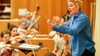 Stimmt die Balance der Instrumente? Dirigentin Annalena Hösel tariert das in ihrem Job aus.
